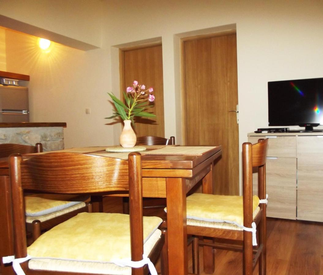 Apartmani Juliska Pirovac Dış mekan fotoğraf